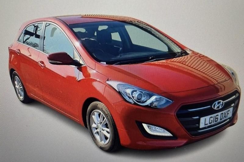 Used Hyundai i30 SE 110 HP (80 kW) 2016 Red Hatchback
