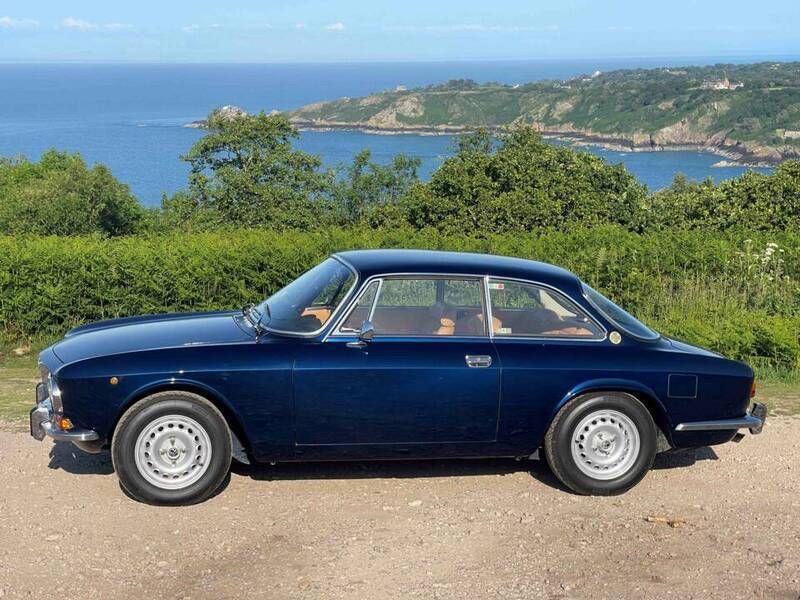 Used Alfa Romeo 1750 Veloce 134 HP (98 kW) 1970 Blue Sedan