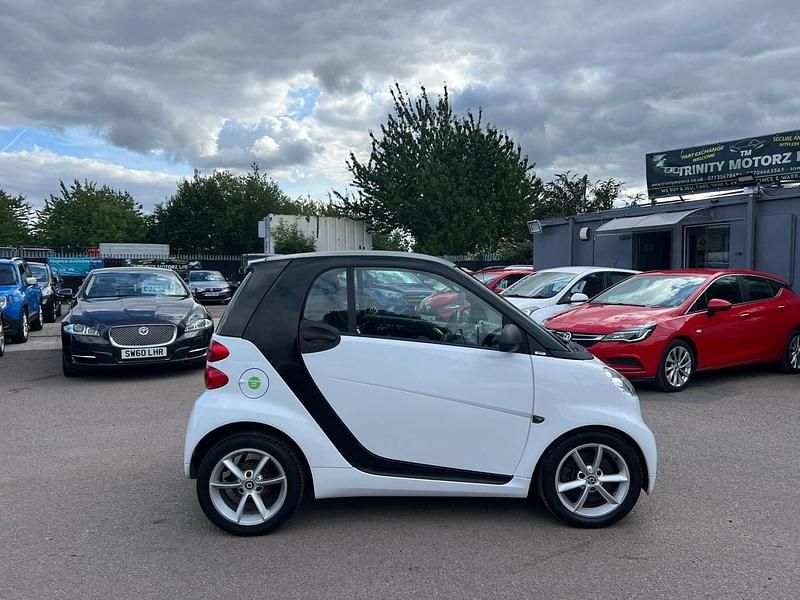 White Used 2011 Smart ForTwo Coupé Pulse Coupe | £2,490 (Fair price) - Image 1/4