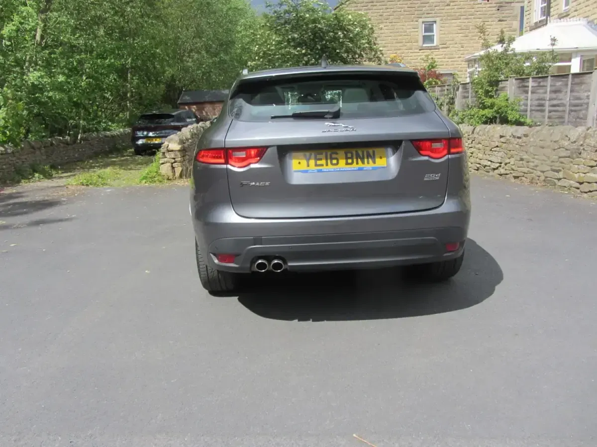 Usado Jaguar F-Pace Portfolio 2016 Cinzento SUV