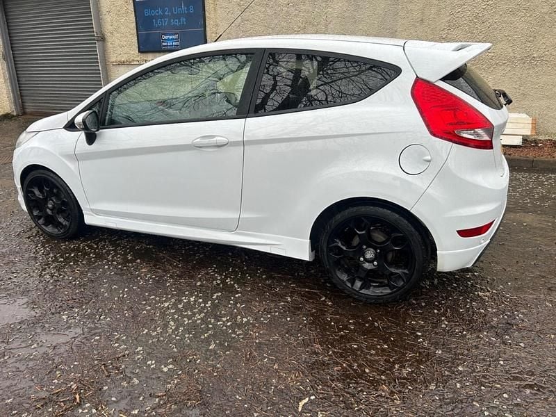 Used Ford Fiesta Metall 134 HP (98 kW) 2012 White Hatchback