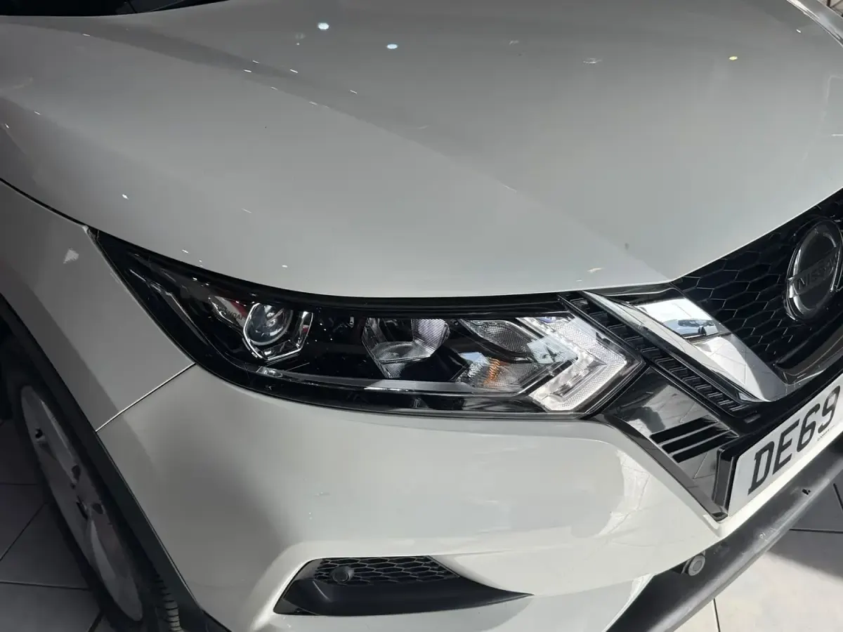 Used Nissan Qashqai Acenta Premium 115 HP (84 kW) 2020 White SUV