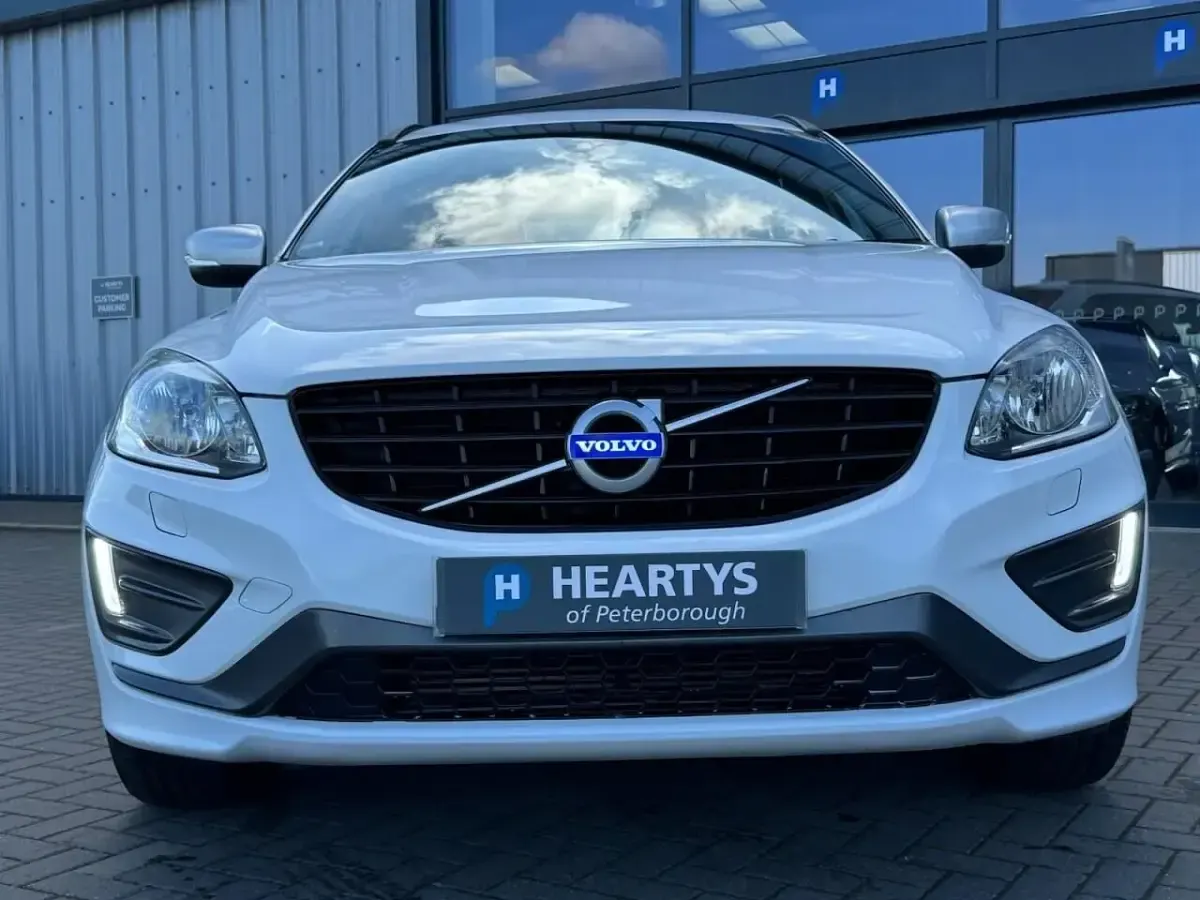 Usado Volvo XC60 R-Design 220 HP (161 kW) 2017 Branco SUV