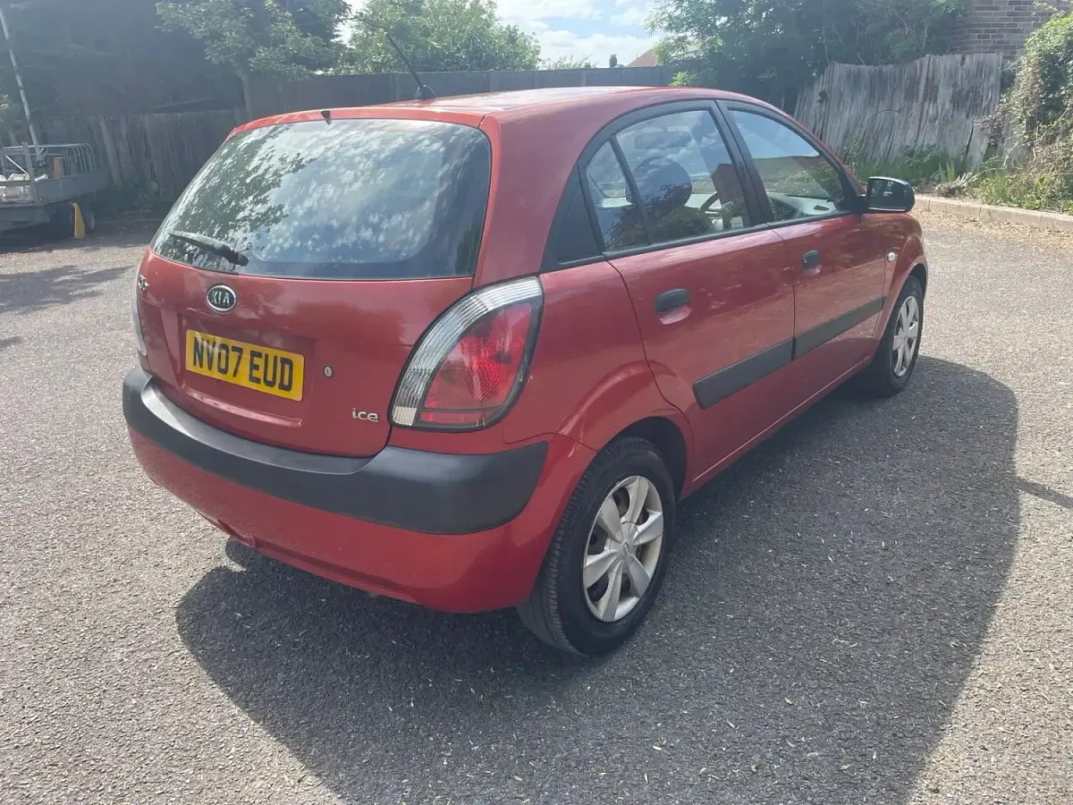 Used Kia Rio 97 HP (71 kW) 2007 Red Hatchback