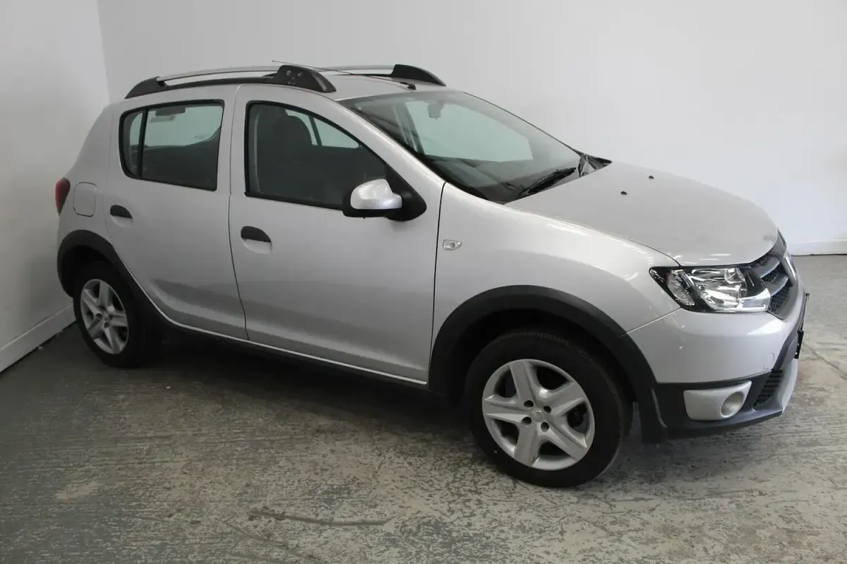 Used Dacia Sandero Lauréate 90 HP (66 kW) 2015 Silver Hatchback