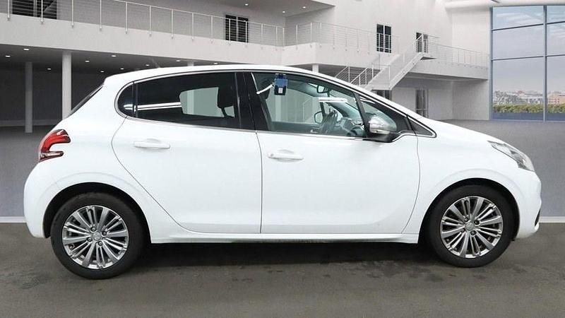 Used Peugeot 208 Allure 82 HP (60 kW) 2017 White Hatchback