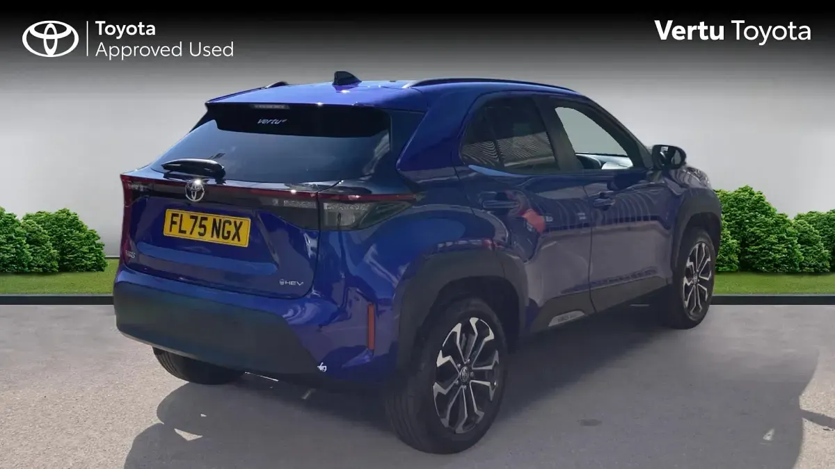 Used Toyota Yaris Hybrid Design 116 HP (85 kW) 2025 Juniper blue (metallic paint) Estate
