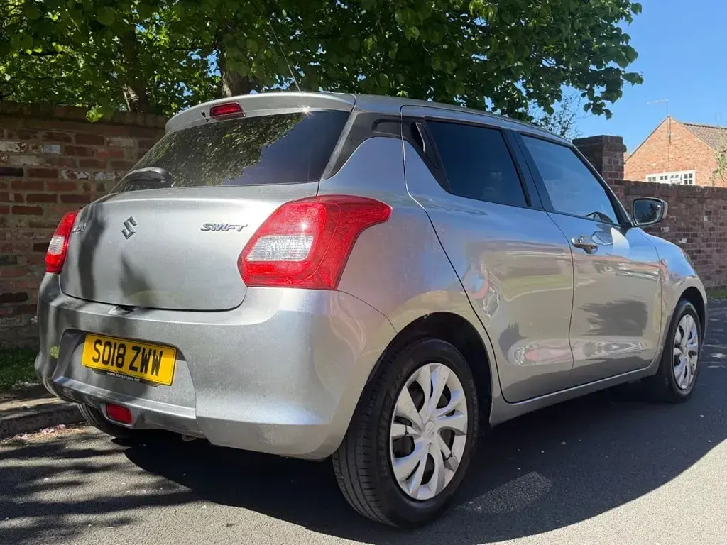 Usado Suzuki Swift SZ3 90 HP (66 kW) 2018 Prateado Citadino
