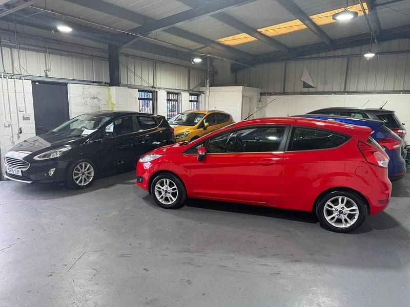 Used Ford Fiesta Zetec 82 HP (60 kW) 2015 Red Hatchback