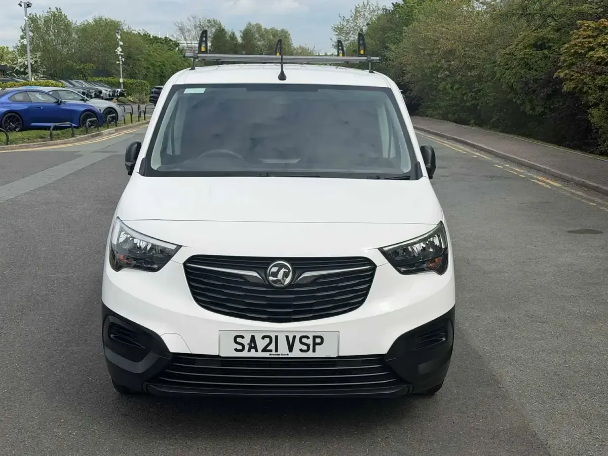 Second-hand Vauxhall Combo 100 CP (73 kW) 2021 Alb Monovolum
