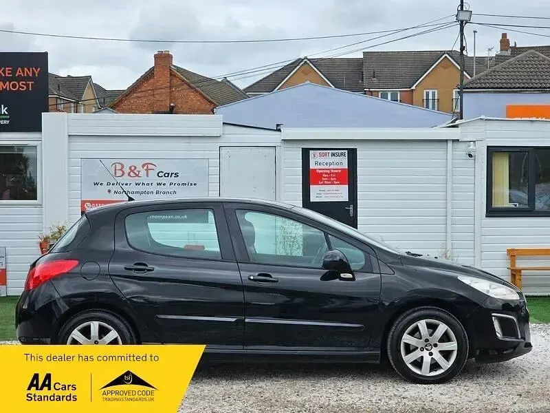 Gebraucht Peugeot 308 Active 92 PS (67 kW) 2012 Schwarz Kleinwagen