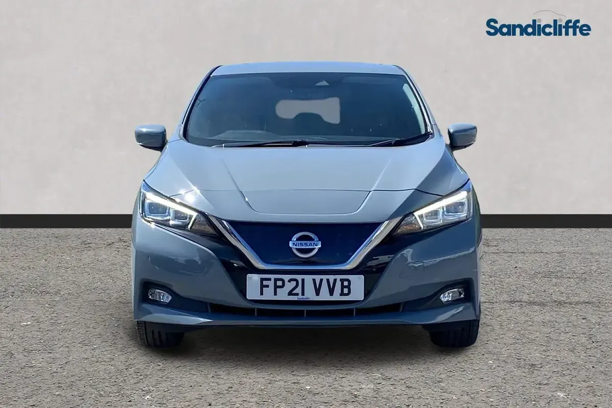 Begagnad Nissan Leaf Tekna 160 kW (218 HK) 2021 Grå Halvkombi