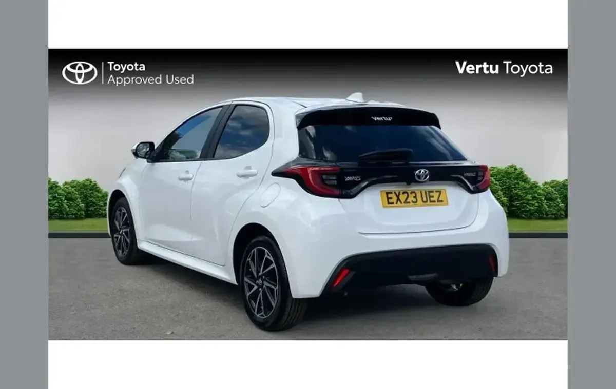 Used Toyota Yaris Design 116 HP (85 kW) 2023 White Hatchback