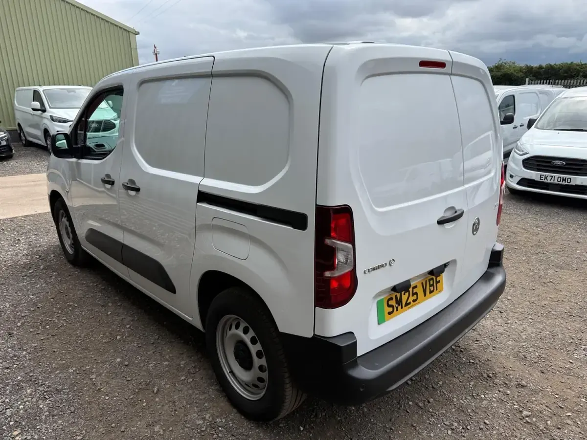 Used Vauxhall Combo 100 kW (136 HP) 2025 White MPV