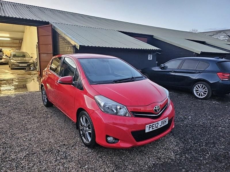 Used Toyota Yaris Multidrive S 99 HP (72 kW) 2012 Red Hatchback