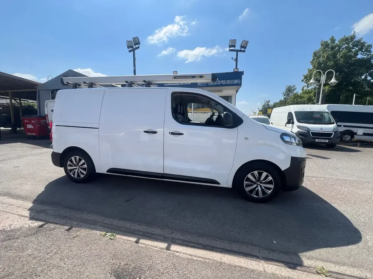 Used Citroën Dispatch 100 HP (73 kW) 2019 White MPV