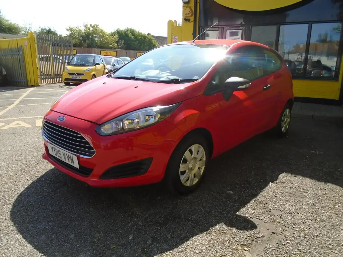 Usado Ford Fiesta Studio 82 CV (60 kW) 2015 Rojo Utilitario
