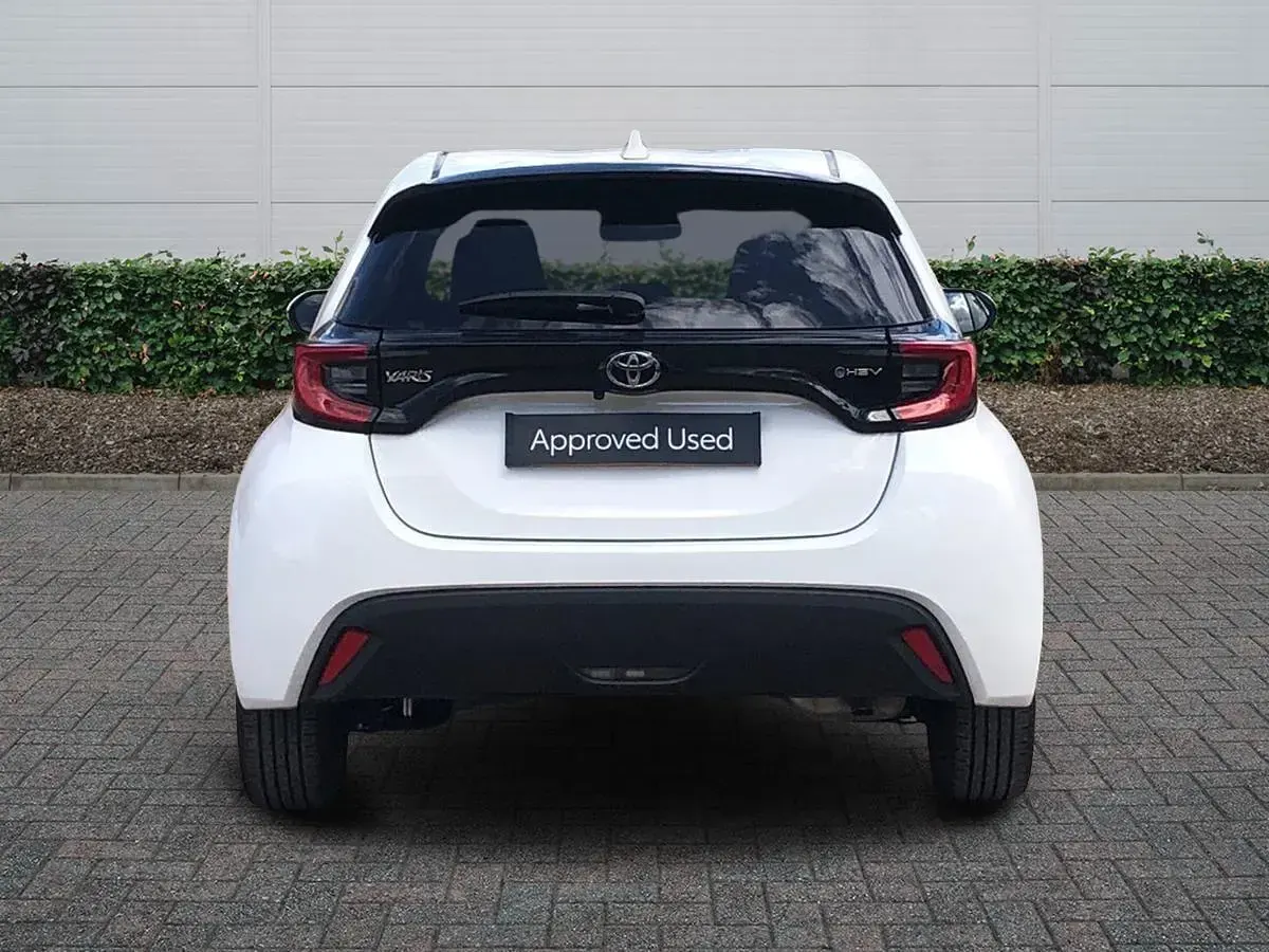 Used Toyota Yaris Design 116 HP (85 kW) 2024 White Hatchback