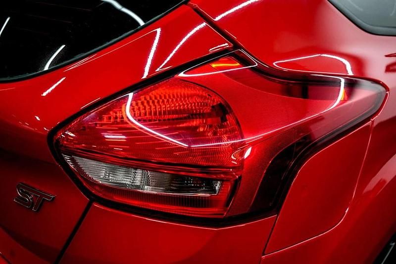 Used Ford Focus ST 250 HP (183 kW) 2016 Red Hatchback