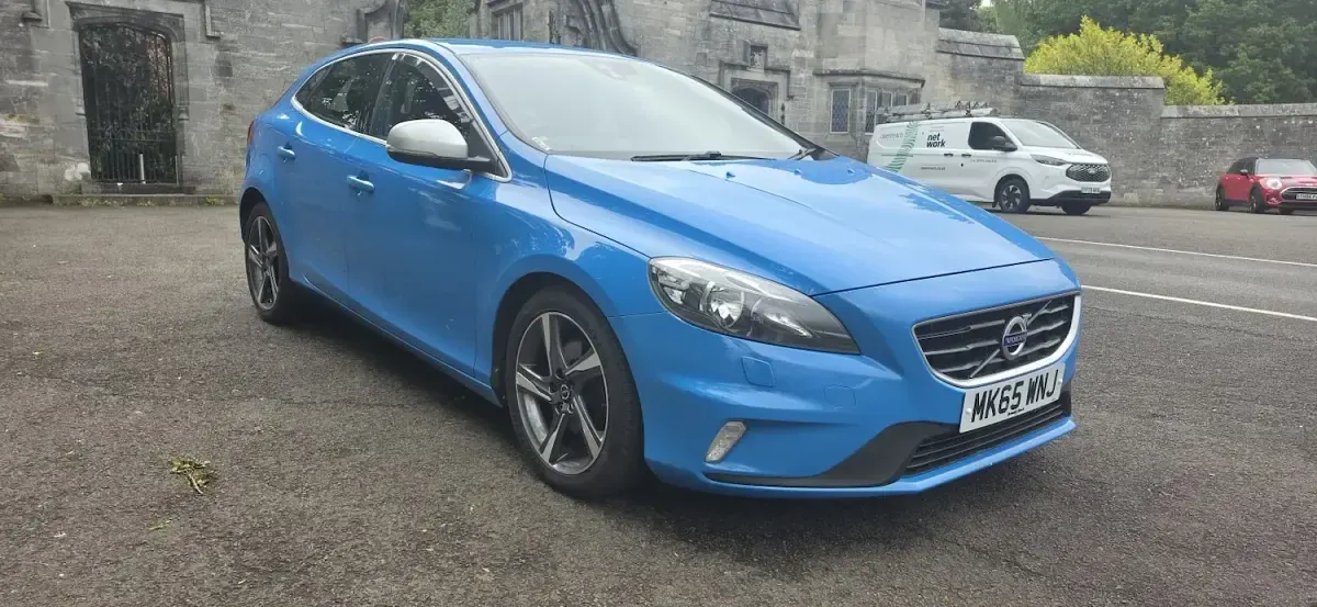 Used Volvo V40 R-Design 120 HP (88 kW) 2015 Blue Hatchback