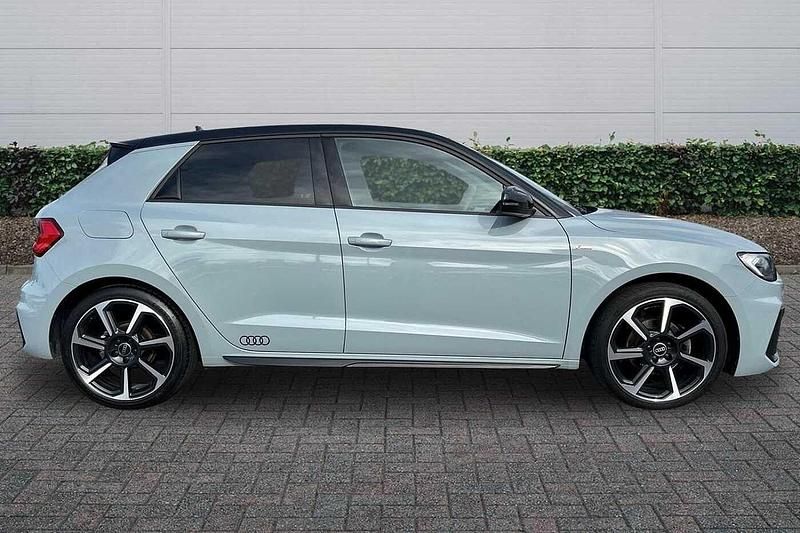 Begagnad Audi A1 Black Edition 150 HK (110 kW) 2023 Grå SUV