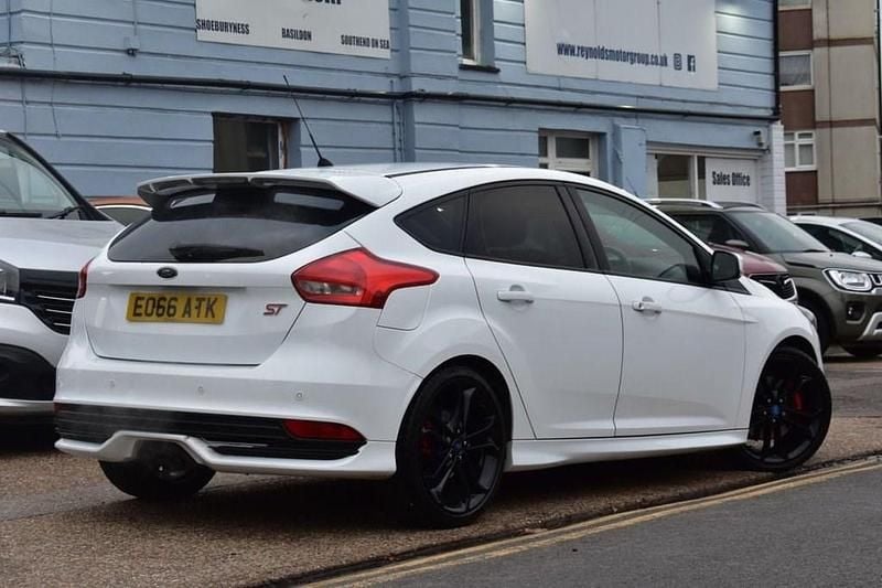 Begagnad Ford Focus ST 250 HK (183 kW) 2016 Vit Halvkombi