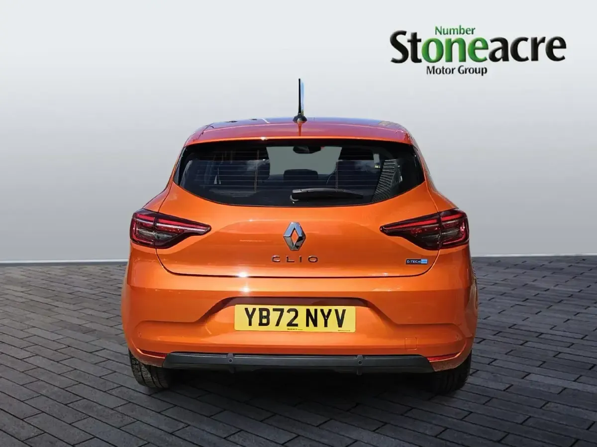 Used Renault Clio V Evolution 143 HP (105 kW) 2023 Orange Hatchback