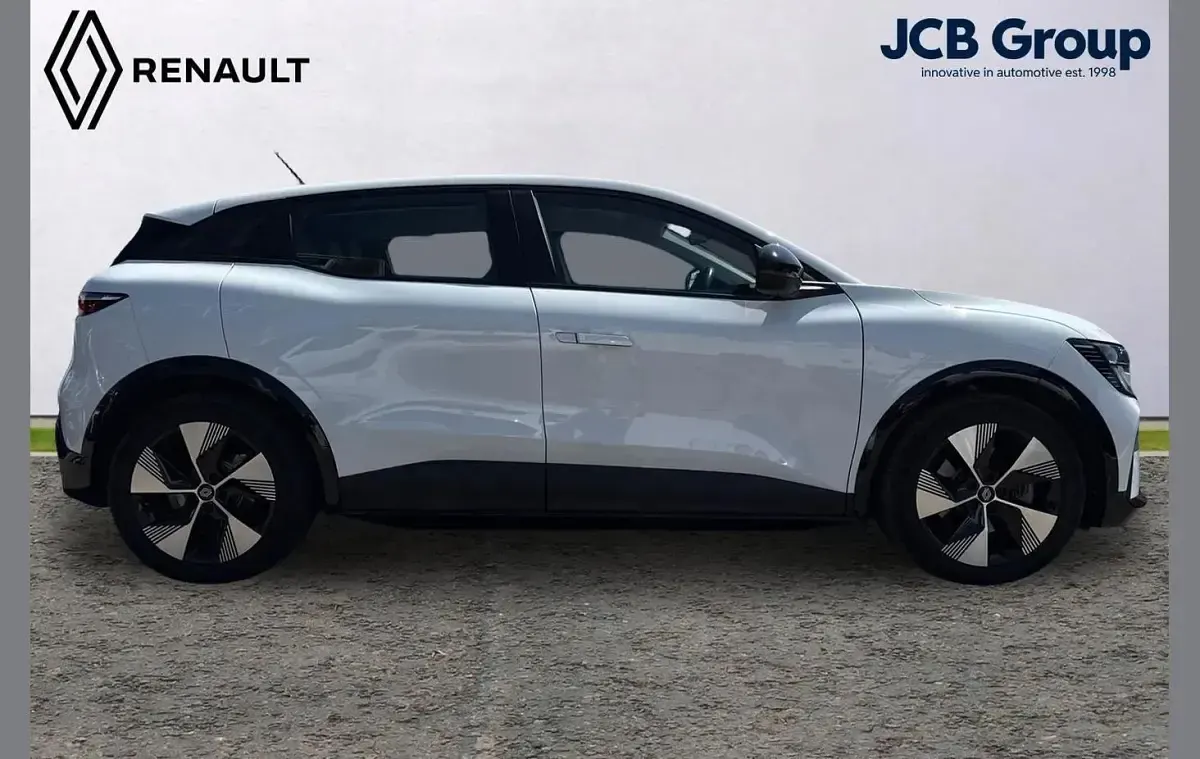 Used Renault Megane E-Tech Equilibre 160 kW (218 HP) 2022 White Hatchback