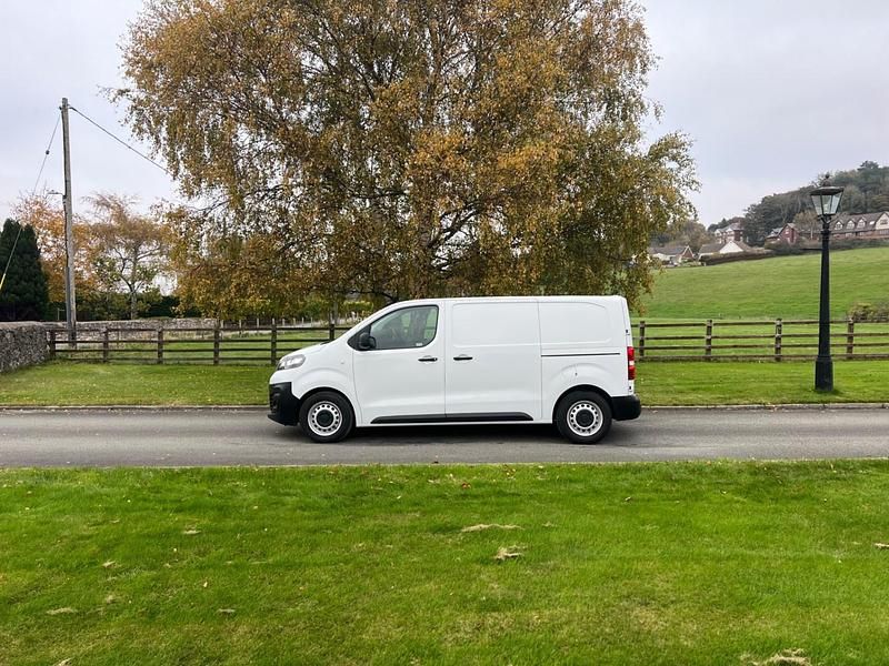 White Used 2022 Fiat Scudo MPV | £13,450 (Good price) - Image 1/4