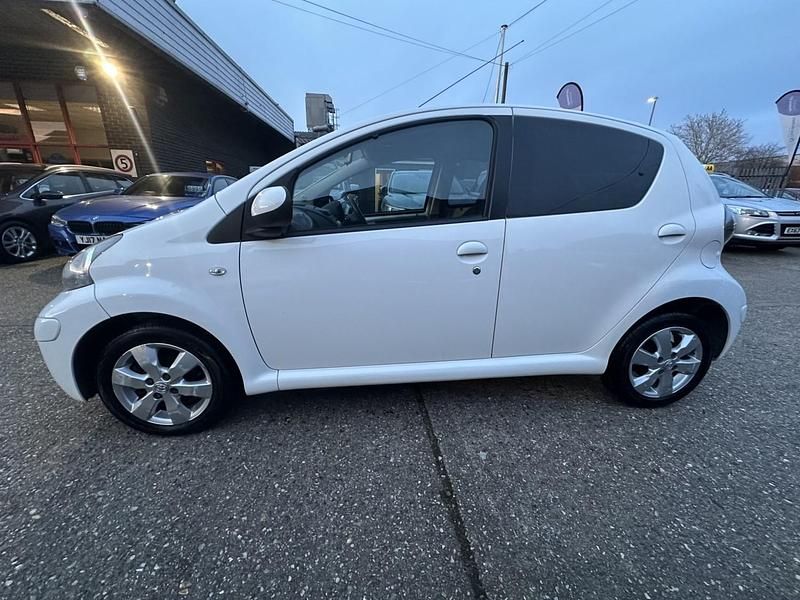 Gebraucht Toyota Aygo 68 PS (50 kW) 2012 Weiß Kleinwagen