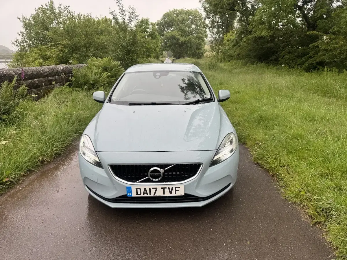 Used Volvo V40 Momentum 120 HP (88 kW) 2017 Blue Hatchback