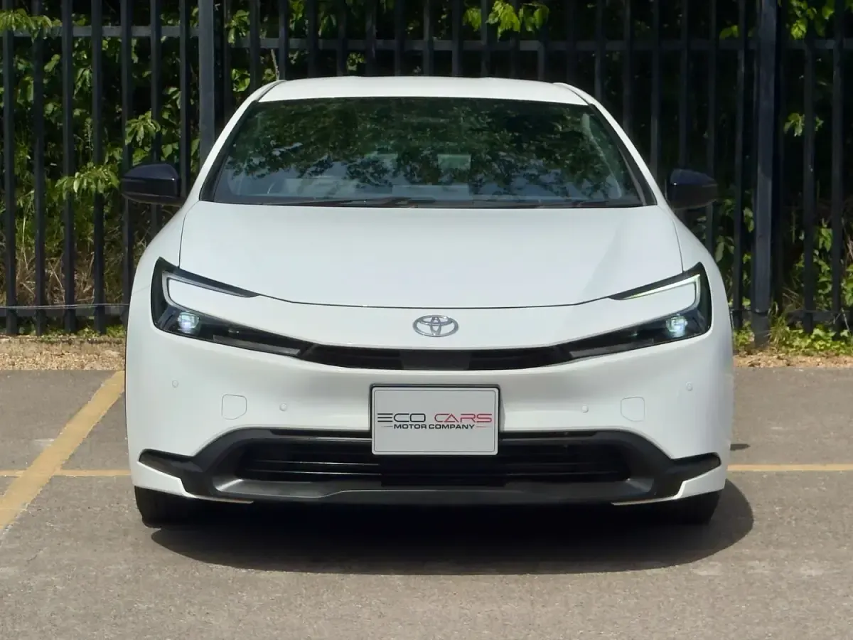 Used Toyota Prius 122 HP (89 kW) 2023 White Hatchback