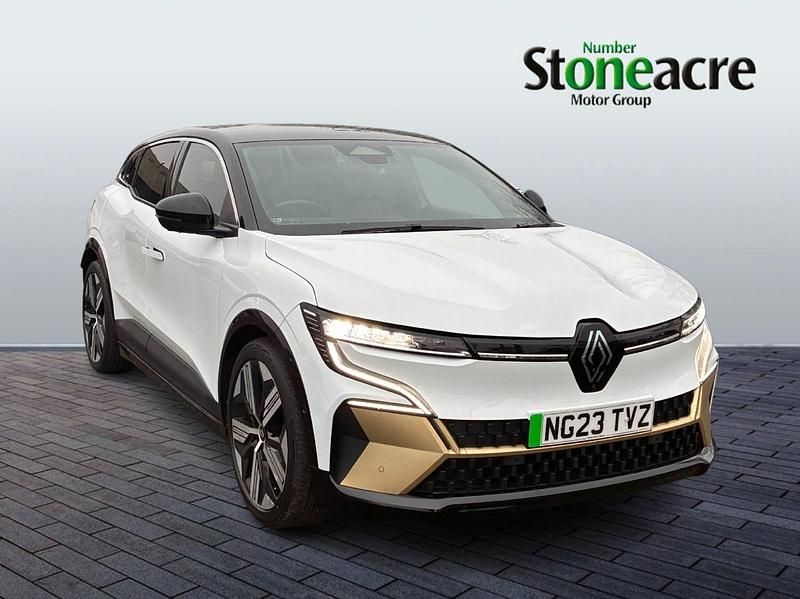 Begagnad Renault Megane E-Tech Iconic 161 kW (220 HK) 2023 Vit Halvkombi