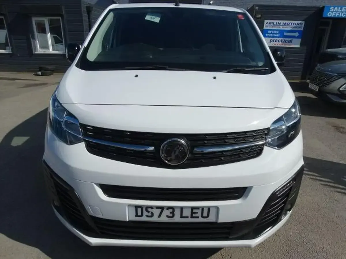 Used Vauxhall Vivaro S 120 HP (88 kW) 2023 White MPV
