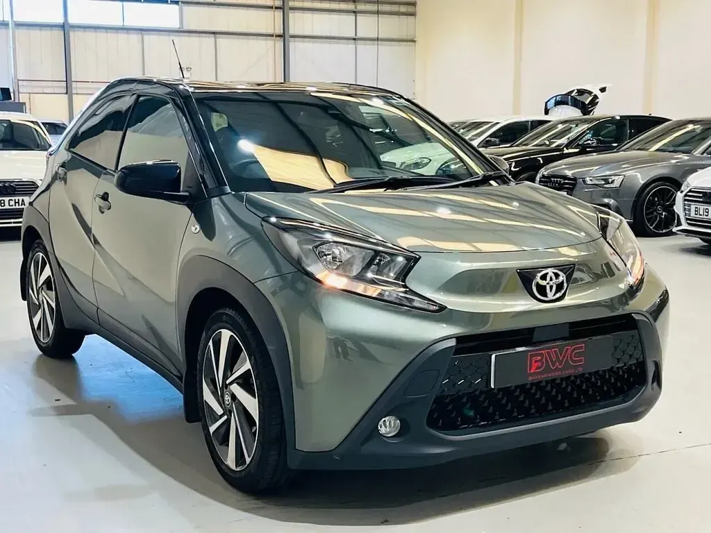 Usado Toyota Aygo X 72 HP (52 kW) 2023 Verde SUV
