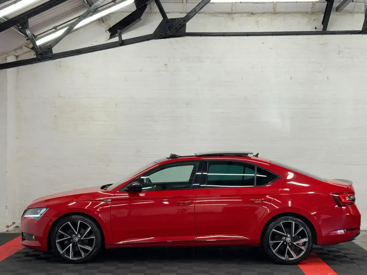 Used Skoda Superb SportLine 220 HP (161 kW) 2017 Red Hatchback