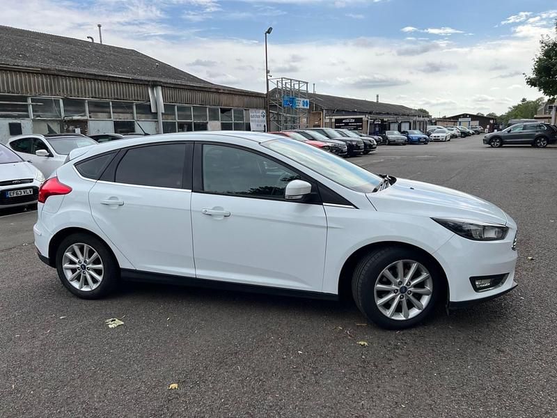 Used Ford Focus Titanium 120 HP (88 kW) 2016 White Hatchback