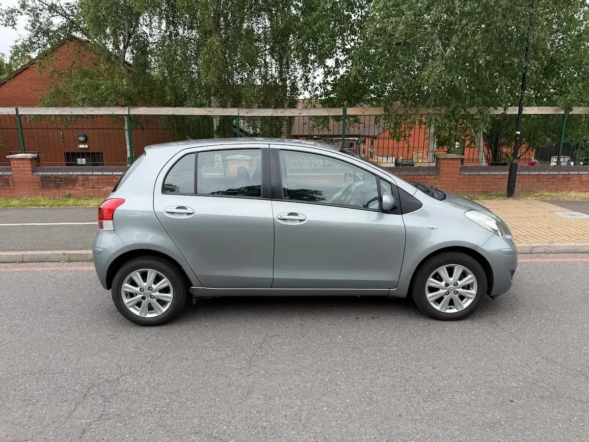 Used Toyota Yaris 90 HP (66 kW) 2009 Silver Hatchback