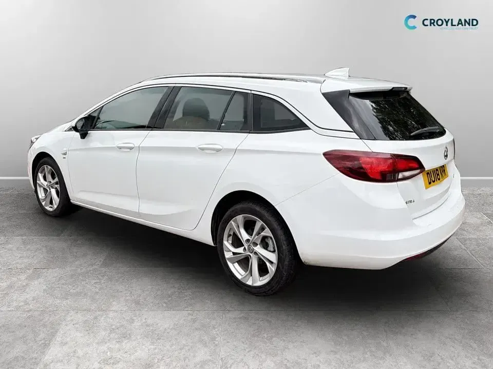 Used Vauxhall Astra SRi 150 HP (110 kW) 2018 White Estate