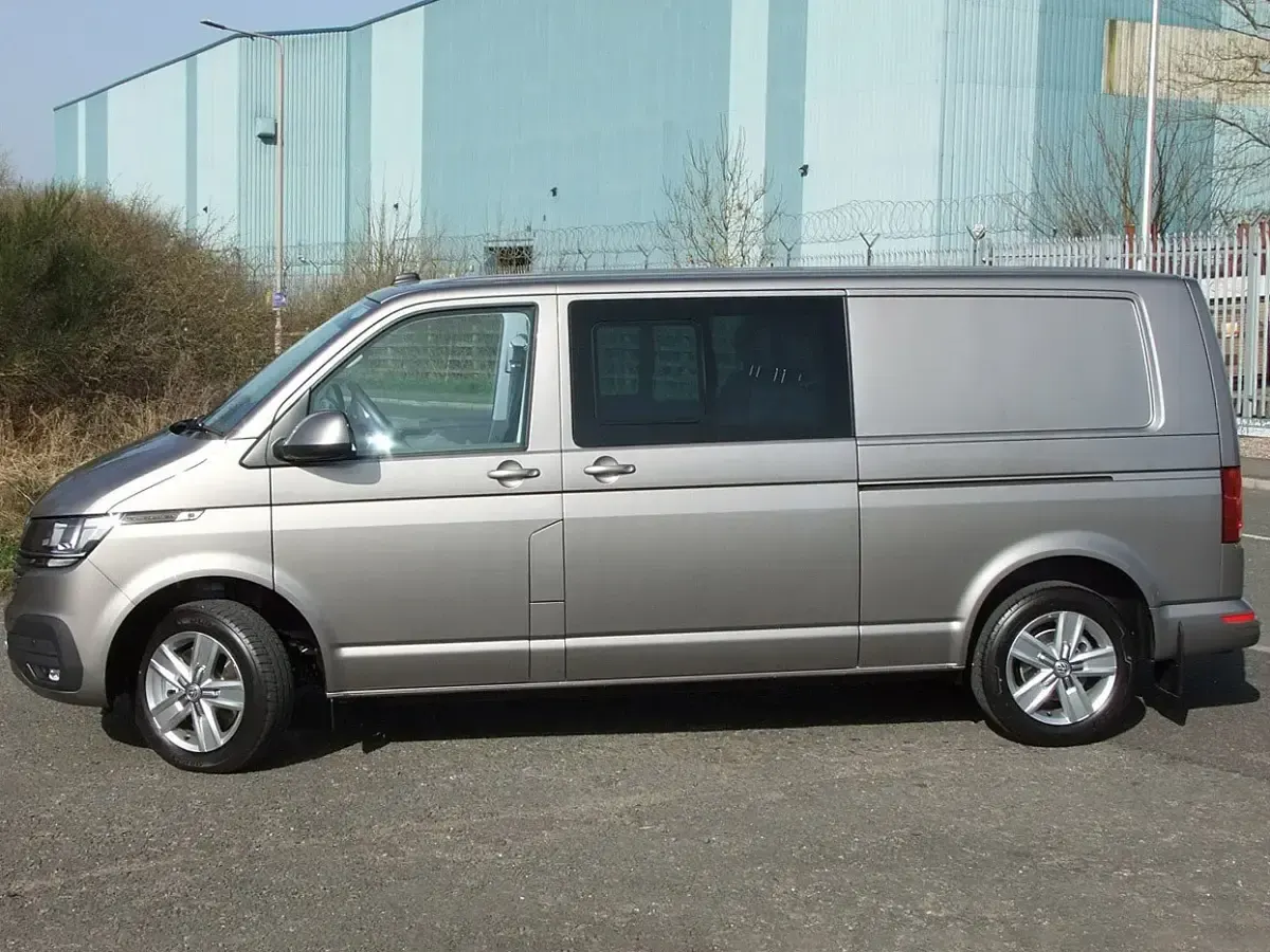 Używany VW Transporter Highline 199 KM (146 kW) 2021 Beżowy Van