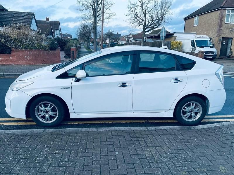 Used Toyota Prius 122 HP (89 kW) 2016 White Hatchback