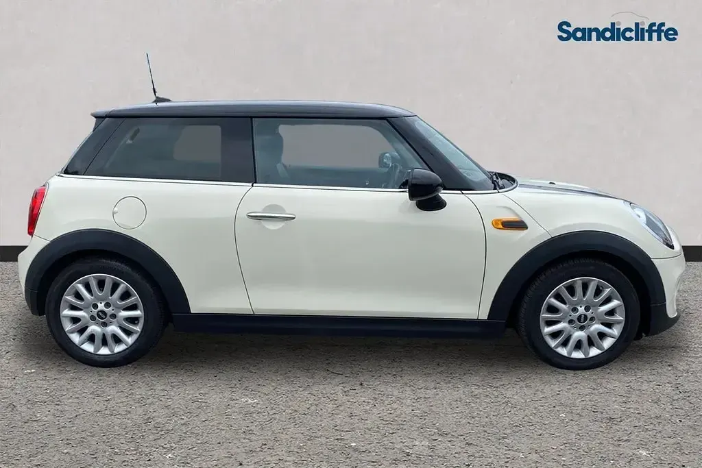 Gebraucht Mini Cooper Hatch 136 PS (100 kW) 2018 Weiß Kleinwagen