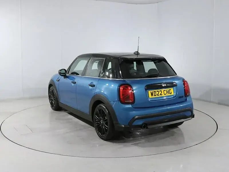 Begagnad Mini Cooper Exclusive 136 HK (100 kW) 2022 Blå Halvkombi