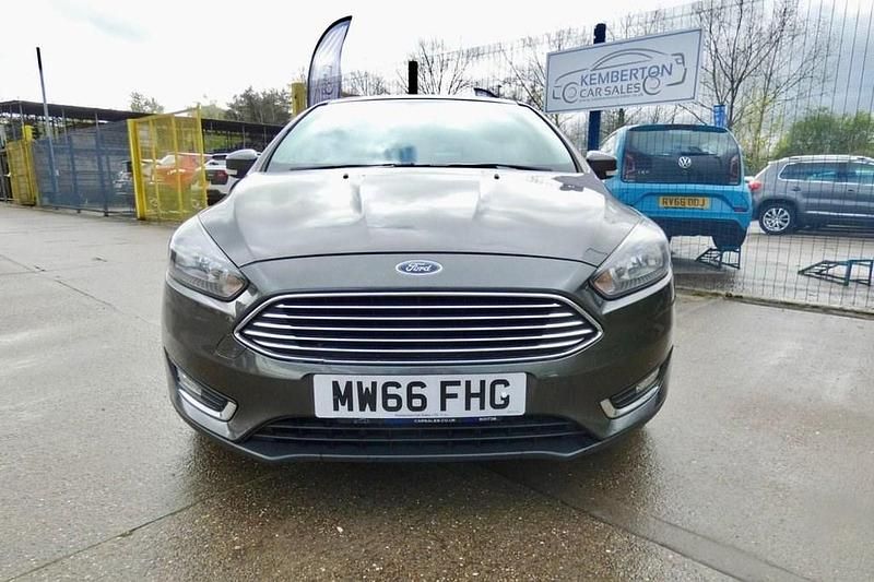Used Ford Focus Titanium 120 HP (88 kW) 2016 Grey Hatchback