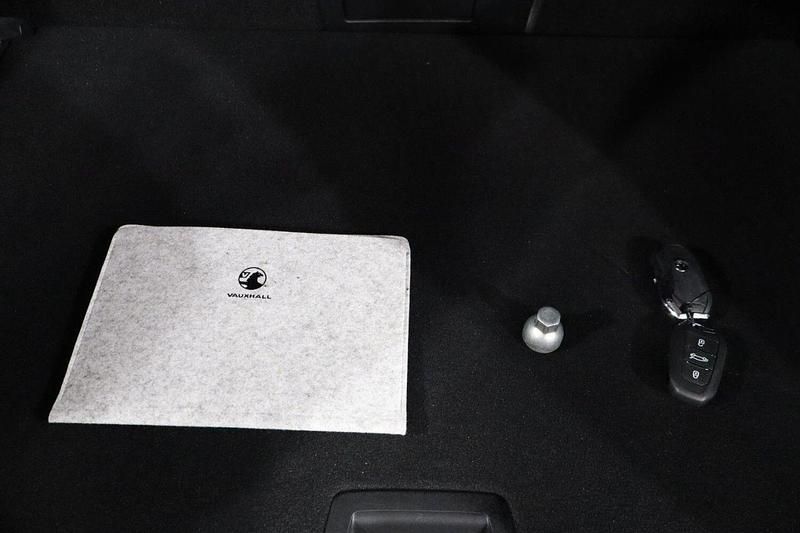 Used Vauxhall Astra S 128 HP (94 kW) 2024 White Hatchback