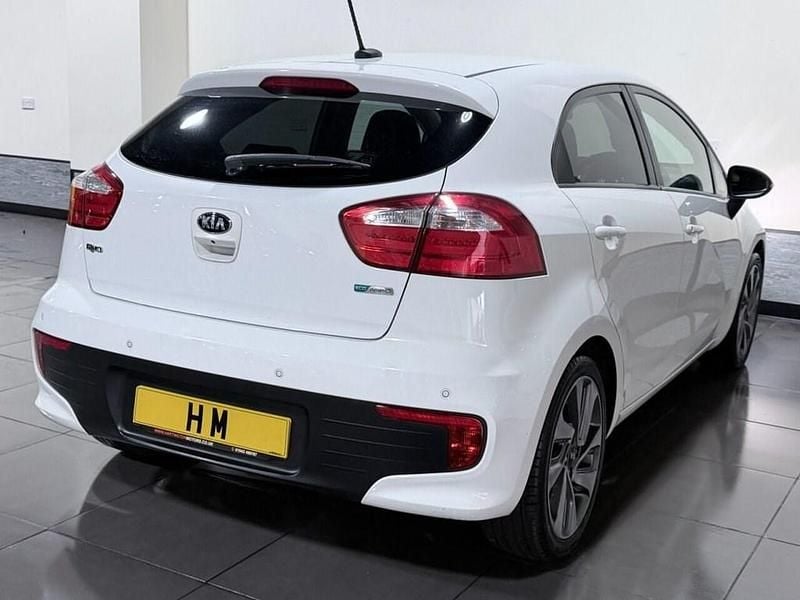 Used Kia Rio 107 HP (78 kW) 2015 White Hatchback