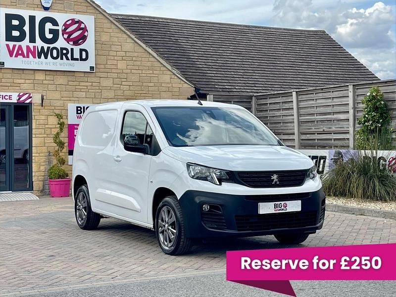 White Used 2022 Peugeot Partner Premium MPV | £10,494 (Fair price) - Image 1/2