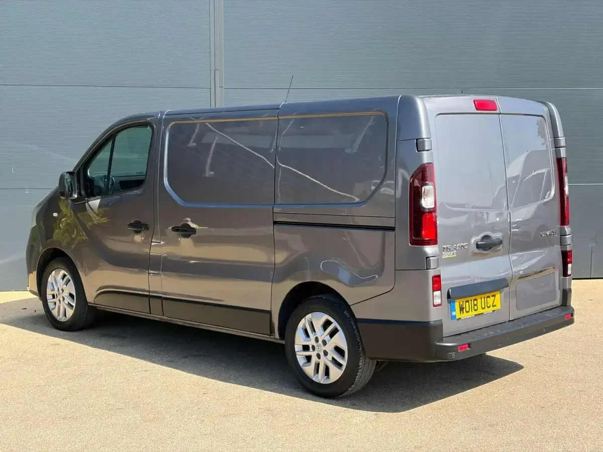 Usado Renault Trafic 2018 Gris Monovolumen