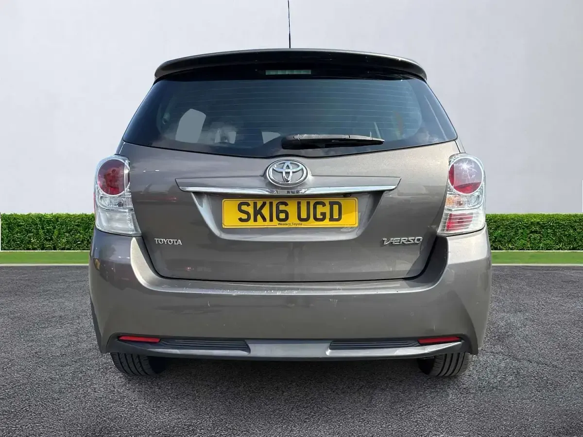 Used Toyota Verso Design 112 HP (82 kW) 2016 Brown MPV