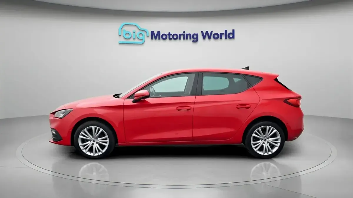 Begagnad Seat Leon SE Dynamic 2023 Röd Halvkombi